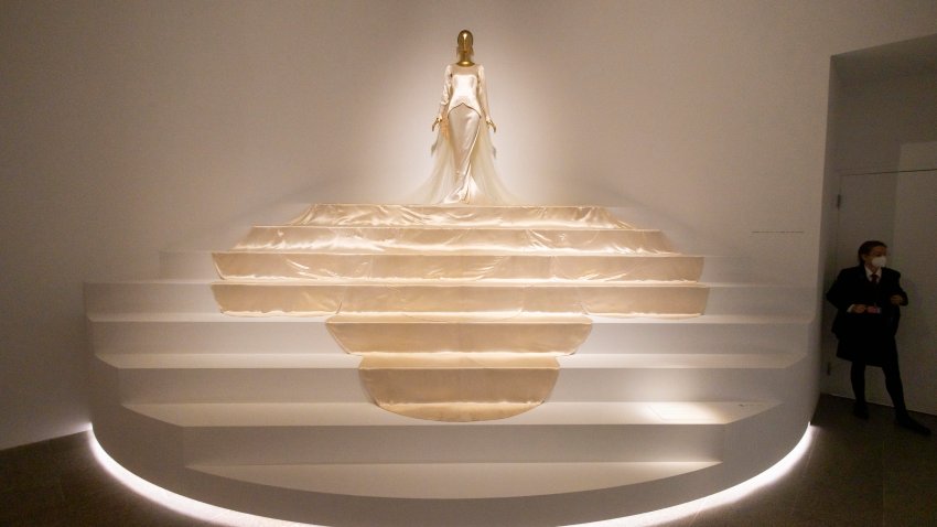 The ‘Mermaid Bride’, vestido diseñado por Callot Soeurs es exhibido en la exposición anual de moda en el Museo de Arte Metropolitano en Nueva York (EE.UU.). EFE/EPA/JUSTIN LANE